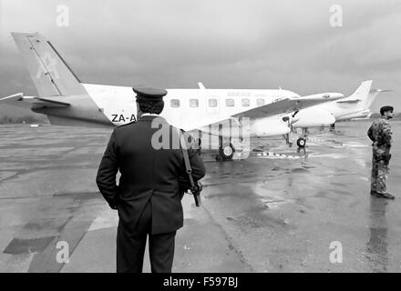 Krieg Krise im Kosovo, April 1999, unterstützt humanitäre Hilfe für Flüchtlinge in Flughafen Tirana (Albanien) entladen zu entkommen Stockfoto