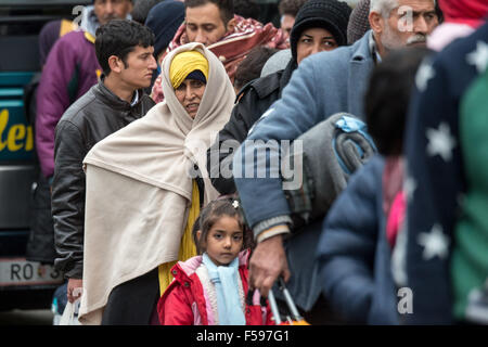 Wegscheid, Deutschland. 30. Oktober 2015. Flüchtlinge stehen auf der österreichischen Seite der Grenze in der Nähe von Wegscheid, Deutsch-Kulturvereines 30. Oktober 2015. Foto: ARMIN WEIGEL/DPA/Alamy Live-Nachrichten Stockfoto