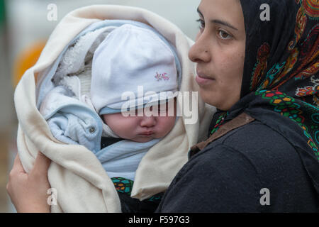 Wegscheid, Deutschland. 30. Oktober 2015. Eine Frau und ihr Baby, das auf der österreichischen Seite der Grenze in der Nähe von Wegscheid, Deutsch-Kulturvereines 30. Oktober 2015 aus Afghanistan geflohen ist. Foto: ARMIN WEIGEL/DPA/Alamy Live-Nachrichten Stockfoto