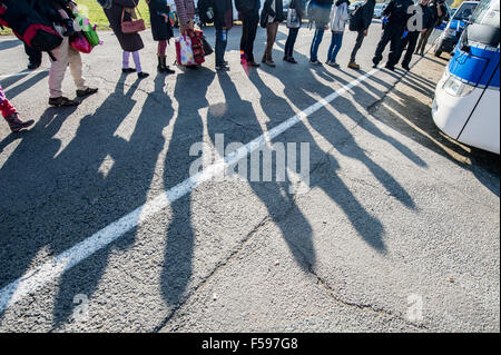 Wegscheid, Deutschland. 30. Oktober 2015. Flüchtling Schatten Besetzung auf die Straße an der deutschen Grenze Stadt von Wegscheid, Deutschland, 30. Oktober 2015. Foto: ARMIN WEIGEL/DPA/Alamy Live-Nachrichten Stockfoto