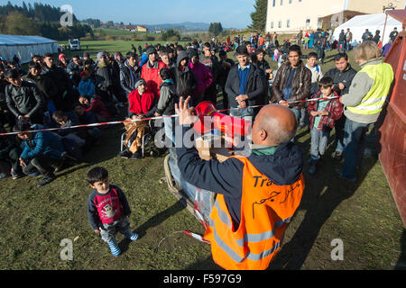 Wegscheid, Deutschland. 30. Oktober 2015. Ein Dolmetscher spricht mit Flüchtlingen auf der österreichischen Seite der deutsch-österreichischen Grenze in der Nähe von Wegscheid, 30. Oktober 2015. Foto: ARMIN WEIGEL/DPA/Alamy Live-Nachrichten Stockfoto