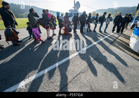 Wegscheid, Deutschland. 30. Oktober 2015. Flüchtling Schatten Besetzung auf die Straße an der deutsch-österreichischen Grenze Stadt von Wegscheid, Deutschland, 30. Oktober 2015. Foto: ARMIN WEIGEL/DPA/Alamy Live-Nachrichten Stockfoto