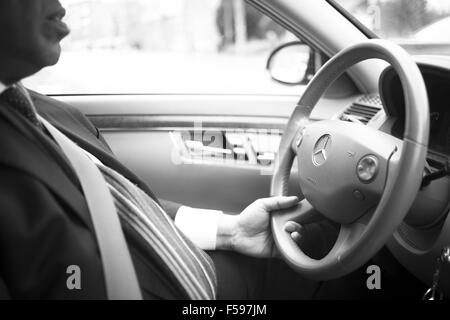 Chauffeur nach Zeremonie Foto Hochzeit Ehe Auto zu fahren. Stockfoto