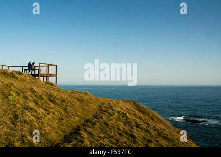 Port Macquarie, Australien. Ein paar blicken auf das Meer aus wenden. Stockfoto