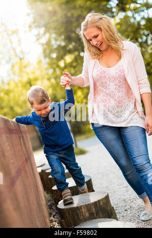 Schöne Mutter Witz ihr wenig hübscher Sohn glücklich Stockfoto