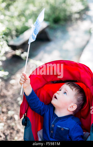 Schöner kleiner Junge mit seinem Windmühle Stockfoto