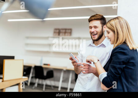 Business-Leute, die Spaß haben, während der Pause und interagieren Stockfoto