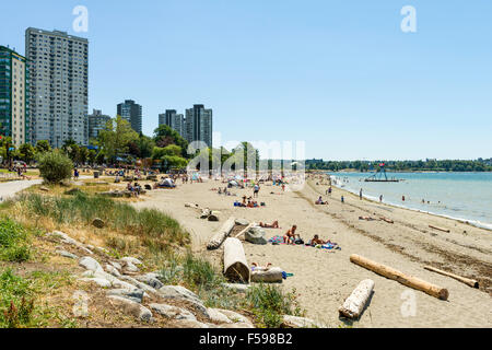 Sonnenanbeter und Badegäste am Strand von English Bay in Vancouver, BC, Kanada Stockfoto