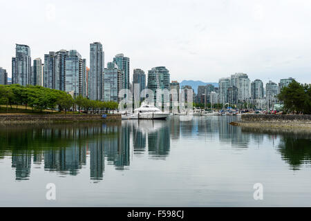 Blick auf Granville Island, links, und die Innenstadt von Vancouver über False Creek, gesehen aus Island Park Walk, Vancouver, BC, Kanada Stockfoto