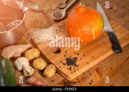 Szene - Vorbereitung eine Kürbissuppe auf eine Arbeitsplatte Küche Stockfoto