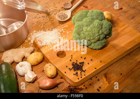 Szene - Vorbereitung ein Brokkoli auf eine Arbeitsplatte Küche Stockfoto