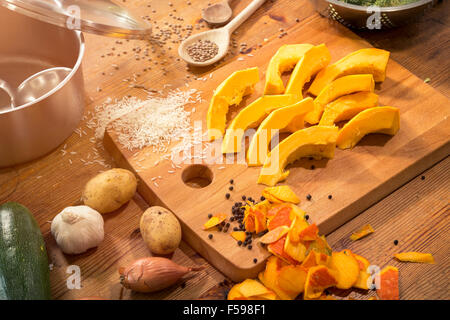 Szene - Vorbereitung eine Kürbissuppe auf eine Arbeitsplatte Küche Stockfoto