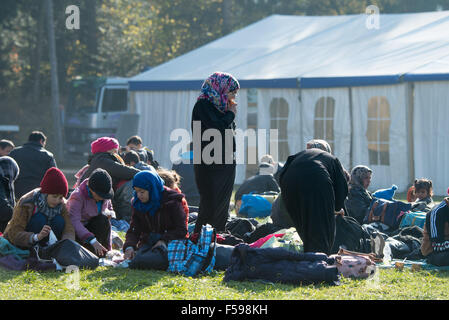 Wegscheid, Deutschland. 30. Oktober 2015. Flüchtling warten, um ihre Weiterreise an der deutsch-österreichischen Grenze Stadt von Wegscheid, Deutschland, 30. Oktober 2015 zu machen. Foto: ARMIN WEIGEL/DPA/Alamy Live-Nachrichten Stockfoto