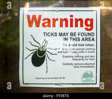 Deer tick Plakat Schild Warnhinweis auf einer Wanderung veröffentlicht trail Weg Westchester County New York Lyme-Borreliose Problem der öffentlichen Gesundheit Stockfoto