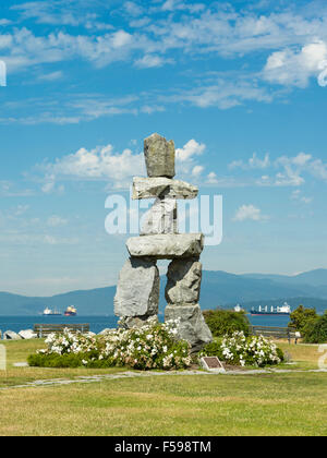 Inukshuk, traditionelle Inuit-Wahrzeichen und Navigation zu unterstützen, in der Nähe von English Bay in Vancouver, Kanada.  Gebaut von Alvin Kanak, 1986. Stockfoto