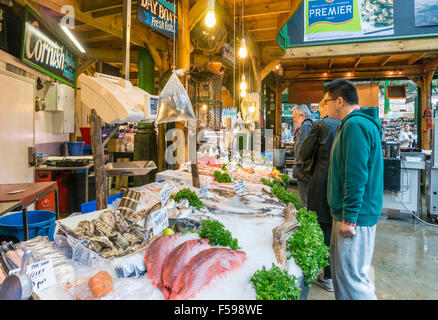 Fischhändler Stand auf Borough Market verkaufen frischen Fisch Borough High Street London England UK GB EU Europa Stockfoto