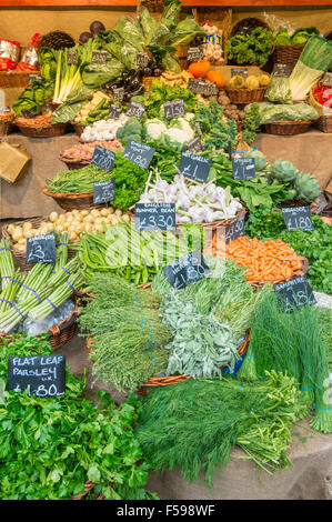 Frisches Gemüse und Kräuter für den Verkauf auf einem Marktstand bei Borough Market Borough High Street London England UK GB EU Europa Stockfoto