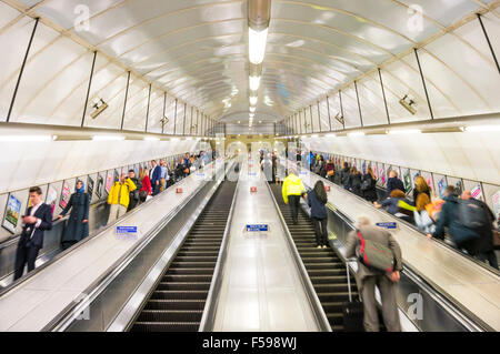 Leute reiten die längste Rolltreppen auf die Londoner U-Bahn System im Angel station Stadt London England UK GB EU Europas Stockfoto