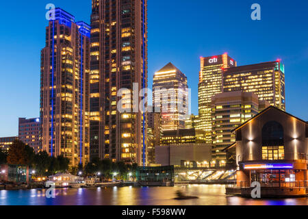 Canary wharf Wolkenkratzer CBD Banken- und Finanzviertel nachts Docklands London England UK GB EU Europa Stockfoto