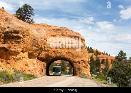 Ein Freizeitfahrzeug RV Reisen durch einen Tunnel in Red Canyon im Dixie National Forest, Utah. Stockfoto