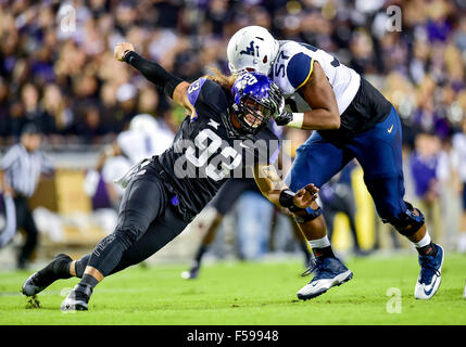 29. Oktober 2015:. TCU Horned Frogs defensive End Mike Tuaua (93) versucht, Ihren Aufenthalt in West Virginia Mountaineers beleidigender Störungssucher Adam Pankey (57) während einer NCAA Football Spiel zwischen die West Virginia Mountaineers und die TCU gehörnte Frösche bei Amon G. Carter in Fort Worth Texas zu. (Manny Flores/Cal Sport Media) Stockfoto