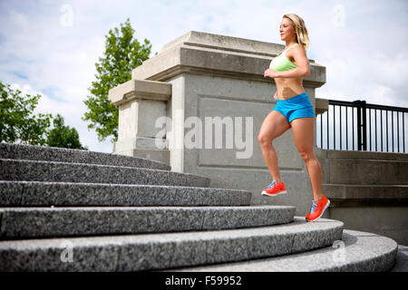 Porträt einer jungen Fit blonde Frau, die erste Übung während eines intensiven Trainings und langfristig. Stockfoto