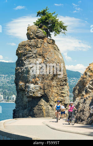 Radfahrer weitergeben Siwash Rock, den Stanley Park Seawall, Vancouver, BC, Kanada Stockfoto