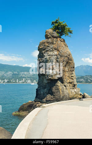 Siwash Rock auf der Ufermauer der Stanley Park, Vancouver, BC, Kanada Stockfoto