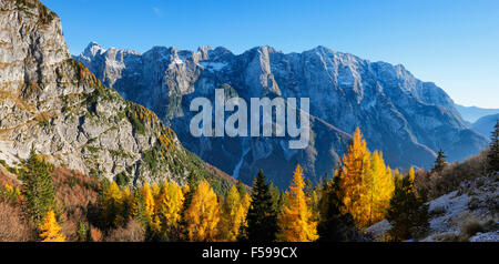 Berge Landschaft in bunten Herbst in den Julischen Alpen, Slowenien. Ein Blick auf die Bedinji vrh und Briceljk Stockfoto