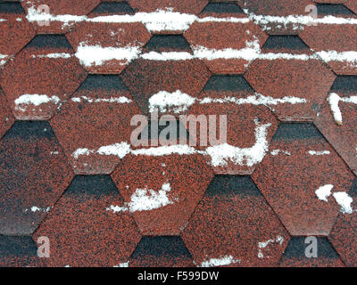 Dachschindeln mit Schnee Stockfoto