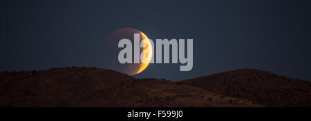 Seltene rote Vollmond Mondfinsternis über Berge, Boise, Idaho, USA Stockfoto