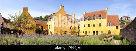 Einen Panoramablick von Culross Palace (ein Anfang des 17. Jahrhunderts Kaufmannshaus) in die Royal Burgh von Culross, Fife, Schottland UK Stockfoto