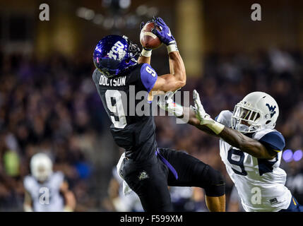 29. Oktober 2015:. TCU Horned Frogs Wide Receiver Josh Doctson (9) macht einen Haken wie er von West Virginia Mountaineers Sicherheit KJ Dillon (9), während eine NCAA Football verteidigt wird Spiel zwischen die West Virginia Mountaineers und die TCU Horned Frogs Amon G. Carter in Fort Worth Texas. (Manny Flores/Cal Sport Media) Stockfoto