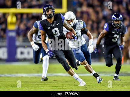 29. Oktober 2015:. TCU Horned Frogs Wide Receiver Josh Doctson (9) macht einen Haken für ein First Down während einem NCAA Football Spiel zwischen die West Virginia Mountaineers und die TCU gehörnte Frösche bei Amon G. Carter in Fort Worth Texas. (Manny Flores/Cal Sport Media) Stockfoto