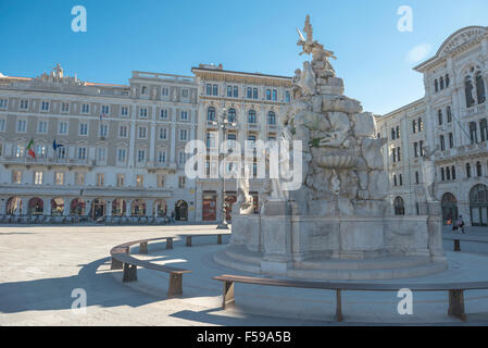 Triest Piazza, Brunnen der vier Kontinente (Fontana dei Quattro Continenti) in der Piazza dell'Unita d ' Italia, Triest, Italien. Stockfoto