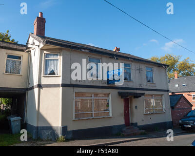 Die zum Verkauf, geschlossen, nach unten und interne mit Brettern vernagelt Midland Pub in Elworth Sandbach Cheshire uk Stockfoto