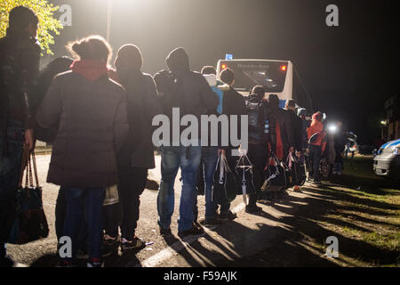 Wegscheid, Deutschland. 30. Oktober 2015. Flüchtlinge Line-up kommt man in einen Bus von der deutschen Bundespolizei in der Nähe der deutsch-österreichischen Grenze Stadt Wegscheid, 30. Oktober 2015 betrieben. Foto: ARMIN WEIGEL/DPA/Alamy Live-Nachrichten Stockfoto