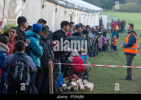 Wegscheid, Deutschland. 30. Oktober 2015. Flüchtling in Österreich warten auf ein Zelt als Unterkunft in der Nähe der deutsch-österreichischen Grenze Stadt Wegscheid, 30. Oktober 2015 eingerichtet. Foto: ARMIN WEIGEL/DPA/Alamy Live-Nachrichten Stockfoto