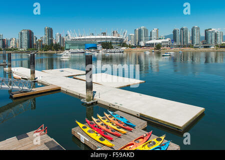 Das BC Place Stadium, gesehen von der Südseite des False Creek, in der Nähe von Science World, Vancouver, BC, Kanada Stockfoto