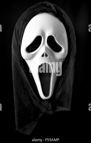 Scream Maske auf schwarzem Hintergrund Stockfoto