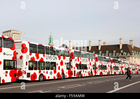 Linie von London Busse auf Westminster Bridge gemalt mit Mohn für die British Legion Stockfoto