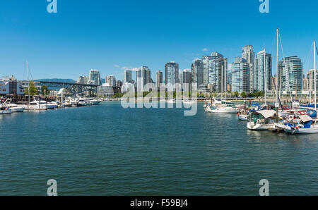 Blick auf False Creek und der Innenstadt von Vancouver, gesehen aus Island Park Walk, östlich von Granville Island, Vancouver, BC, Kanada. Stockfoto