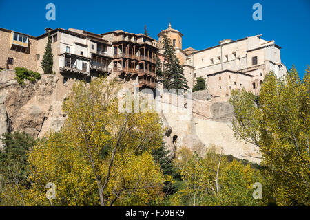 Herbst in der Hoz del Huecar-Schlucht nach oben auf die hängenden Häuser in Cuenca, Castilla-la Mancha, Spanien Stockfoto