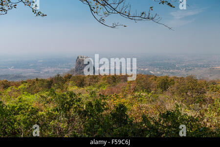 Panorama von Popa Taung Kalat, einem buddhistischen Kloster auf einem vulkanischen Stecker des Mount Popa. Stockfoto