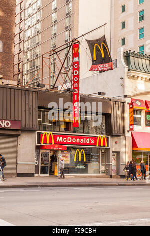 McDonald's 974 6th Ave New York City, Vereinigte Staaten von Amerika. Stockfoto