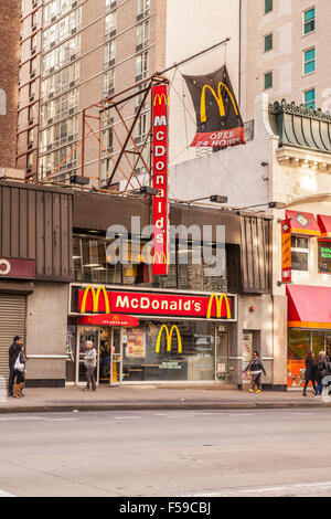 McDonald's 974 6th Ave New York City, Vereinigte Staaten von Amerika. Stockfoto