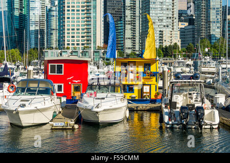 Boote und farbenfrohen Hausboote vertäut am Coal Harbour Marina, Vancouver, BC, Kanada Stockfoto