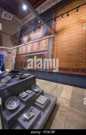 Teppiche und Keramik in das Museum für türkische und islamische Kunst, Hippodrom, Sultanahmet, Istanbul, Türkei. Stockfoto