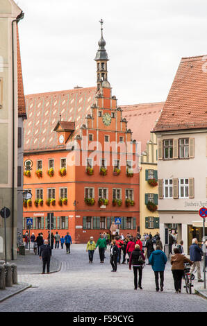 DINKELSBÜHL, Deutschland - 27 SEPTEMBER: Touristen in der Altstadt von Dinkelsbühl, Deutschland am 27. September 2015. Stockfoto