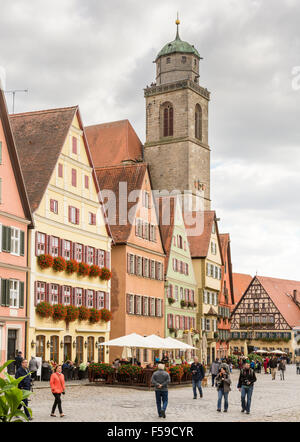 DINKELSBÜHL, Deutschland - 27 SEPTEMBER: Touristen in der Altstadt von Dinkelsbühl, Deutschland am 27. September 2015. Stockfoto